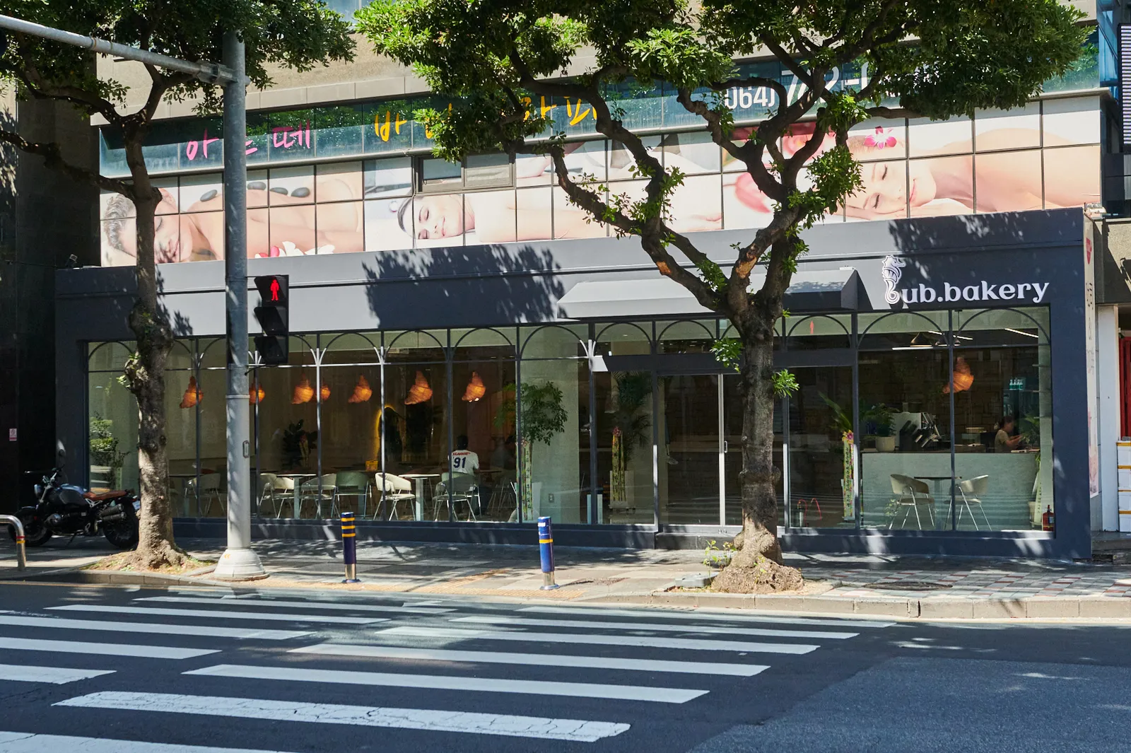 제주시 노형동 노연로의 비유비베이커리 매장 전면, 짙은 회색 외관과 bub.bakery 간판